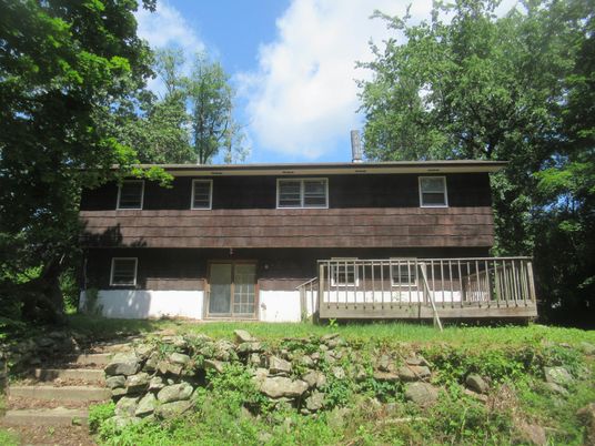 Exterior, Facade, Raised Ranch