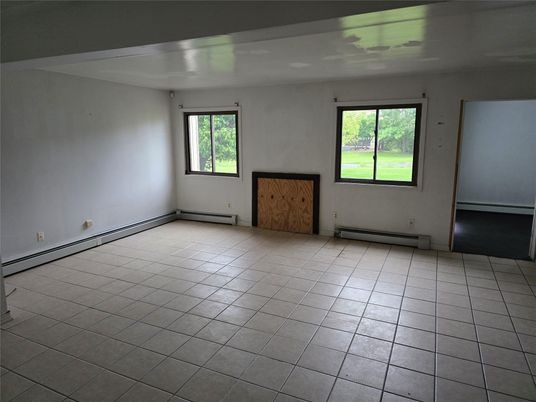 Empty room, Interior