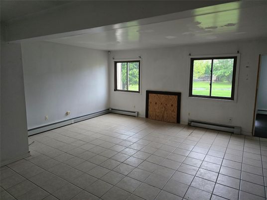 Empty room, Interior
