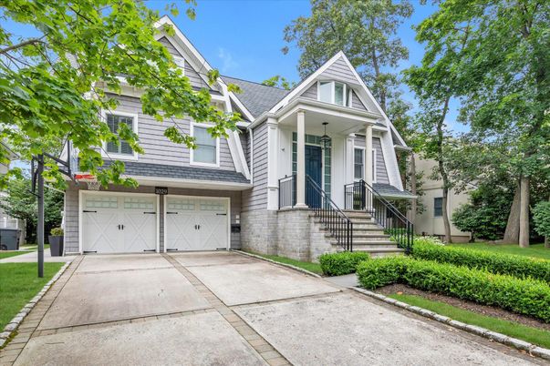 Attached, Exterior, Facade, Queen Anne Victorian