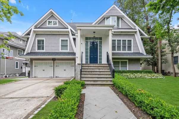 Attached, Exterior, Facade, Queen Anne Victorian