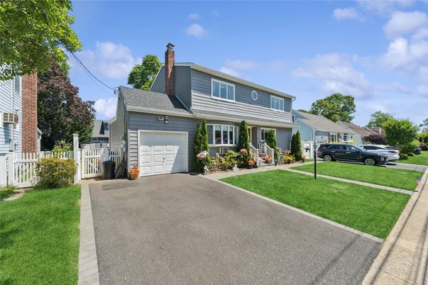 Attached, Exterior, Facade, Cape Cod