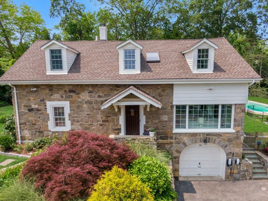 Attached, Exterior, Facade, Cape Cod