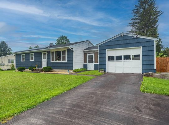 Attached, Exterior, Facade, Ranch