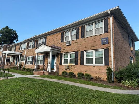 Exterior, Facade, Brick Facade, Georgian