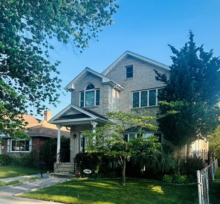 Exterior, Facade, Brick Facade, Queen Anne Victorian