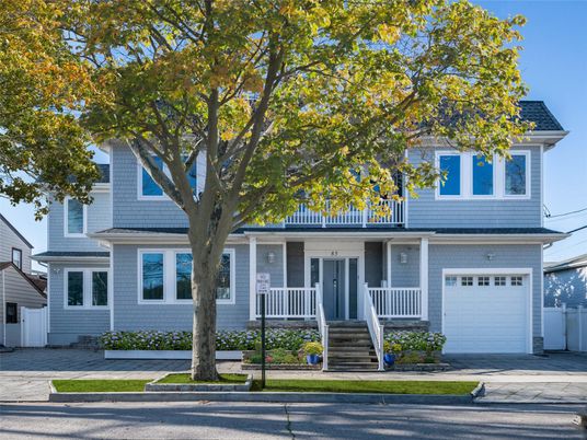 Attached, Exterior, Facade, Cape Cod