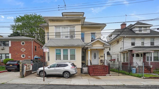 Exterior, Facade, American Foursquare