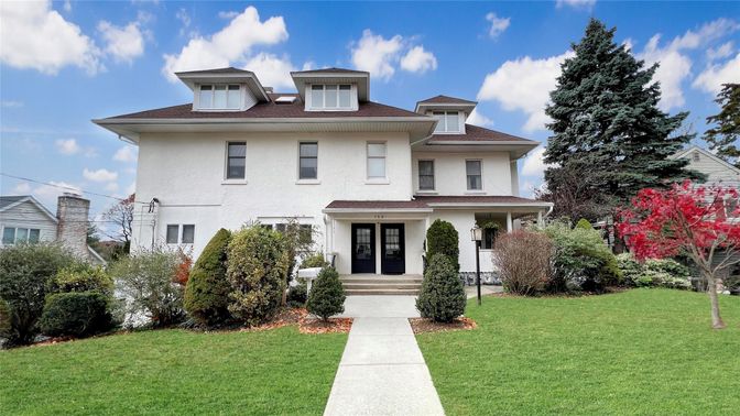 Exterior, Facade, American Foursquare