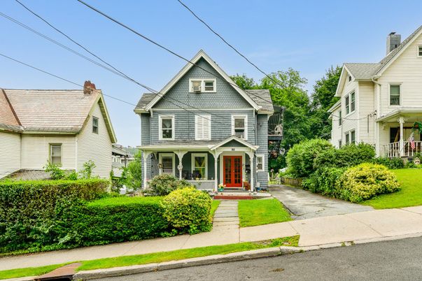 Exterior, Facade, Queen Anne Victorian