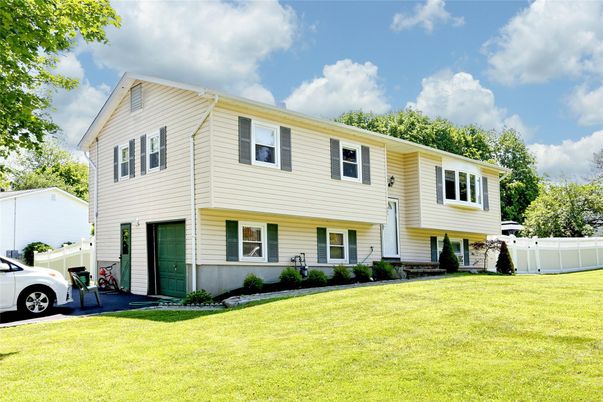 Attached, Exterior, Facade, Rowhouse