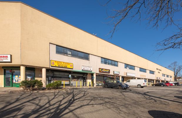 Exterior, Facade, Modern