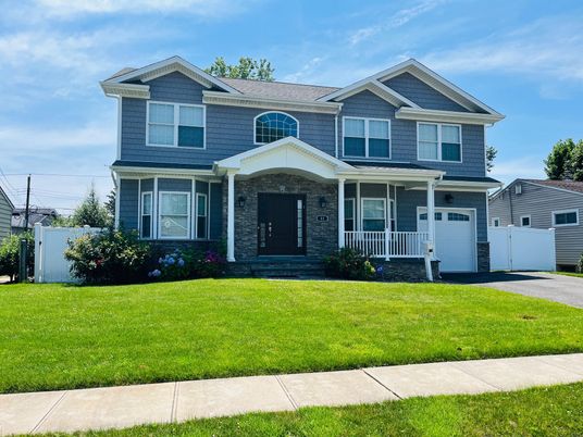 Attached, Exterior, Facade, American Craftsman