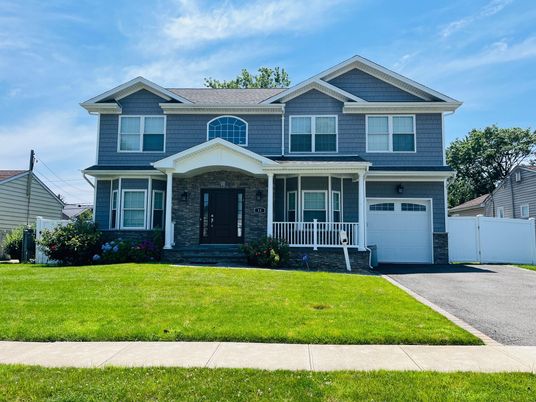 Attached, Exterior, Facade, American Craftsman