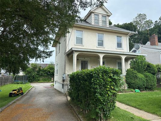 Exterior, Facade, American Foursquare