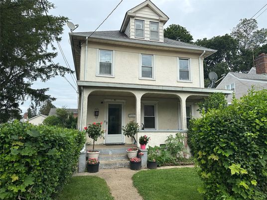 Exterior, Facade, American Foursquare