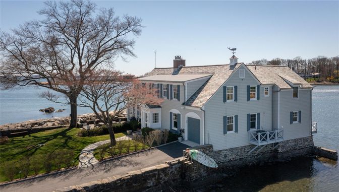Exterior, Facade, Water, Farmhouse