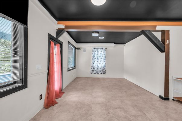 Empty room, Interior