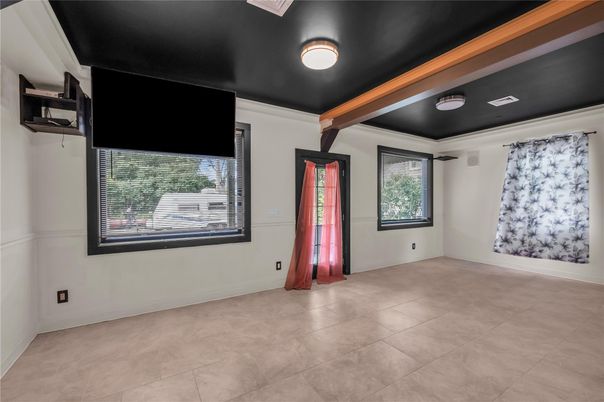 Empty room, Interior