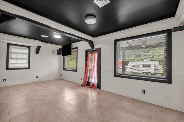 Empty room, Interior