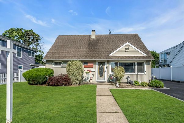 Exterior, Facade, Cape Cod