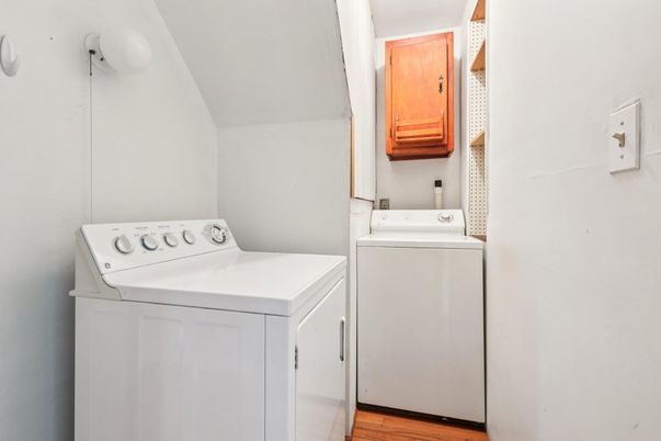 Interior, Utility Closets, Washer, Wood Texture Flooring