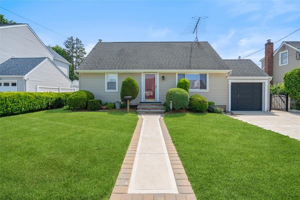 Attached, Exterior, Facade, Cape Cod