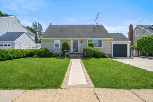 Attached, Exterior, Facade, Cape Cod