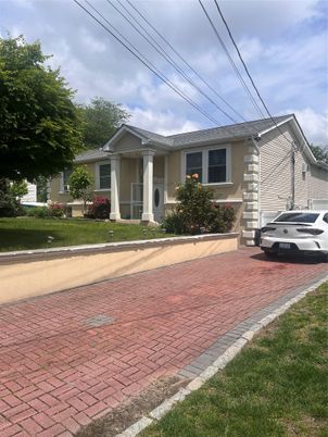Exterior, Facade, Ranch
