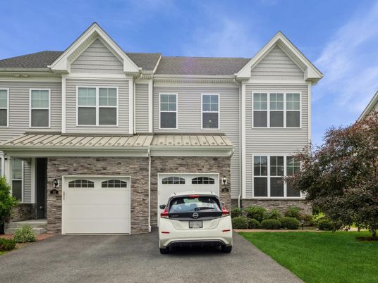 Attached, Exterior, Facade, Rowhouse