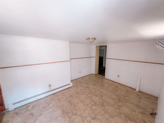 Empty room, Interior