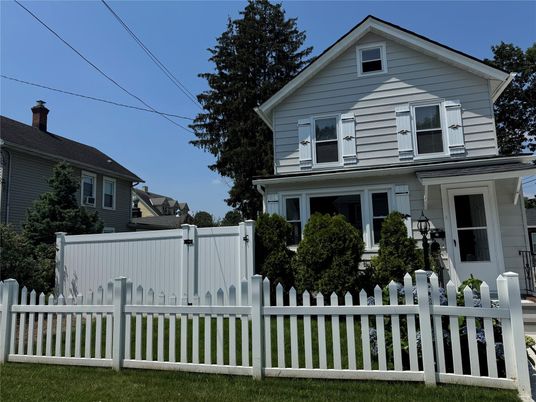 Exterior, Facade, Queen Anne Victorian