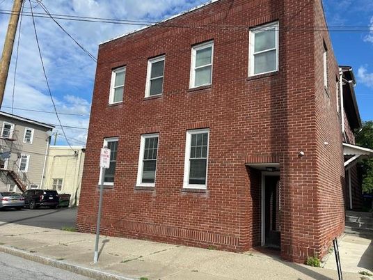 Exterior, Facade, Brick Facade, Rowhouse
