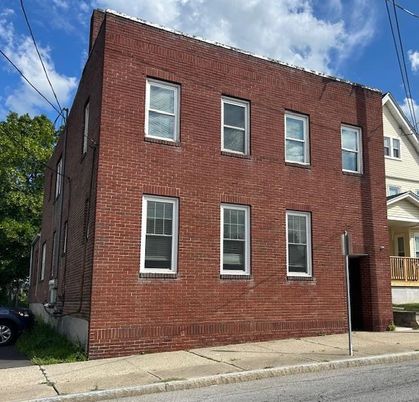 Exterior, Facade, Brick Facade, Rowhouse
