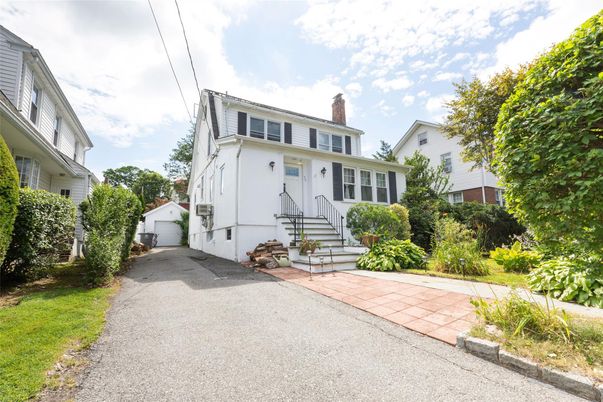 Backyard, Exterior, Facade, American Foursquare
