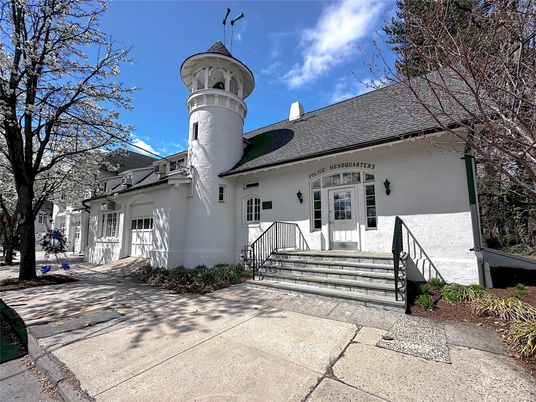 Attached, Exterior, Facade, Queen Anne Victorian