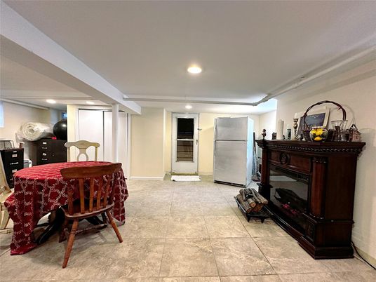 Dining room, Interior, Recessed Lighting