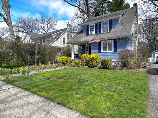 Exterior, Facade, American Foursquare