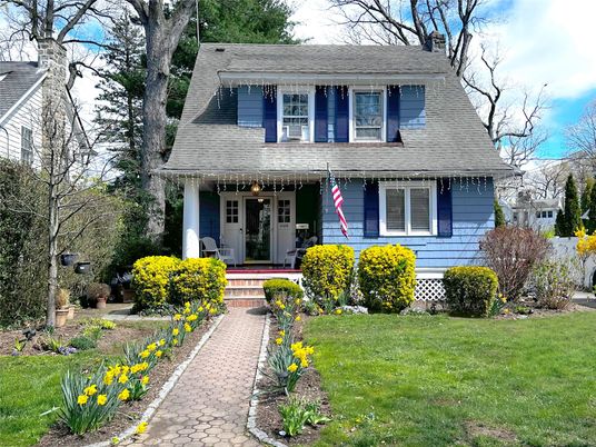 Exterior, Facade, American Foursquare