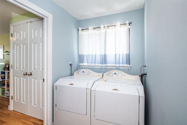 Interior, Utility Closets, Washer, Wood Texture Flooring