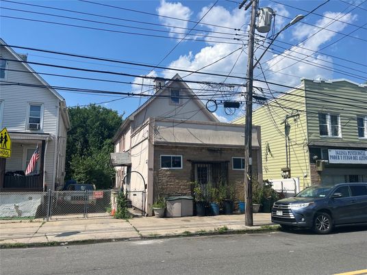 Exterior, Facade, Brick Facade, Rowhouse