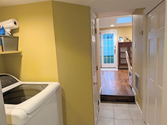Interior, Recessed Lighting, Washer, Wood Texture Flooring