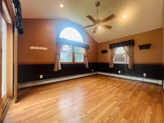 Empty room, Interior, Recessed Lighting, Wood Texture Flooring