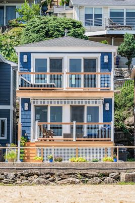Exterior, Facade, American Foursquare
