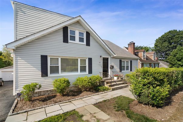 Exterior, Facade, Farmhouse