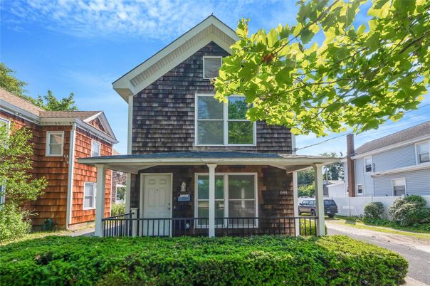 Exterior, Facade, Queen Anne Victorian