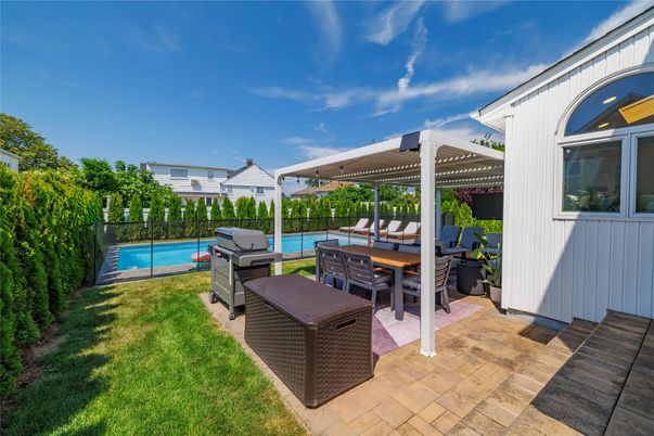Exterior, Pool