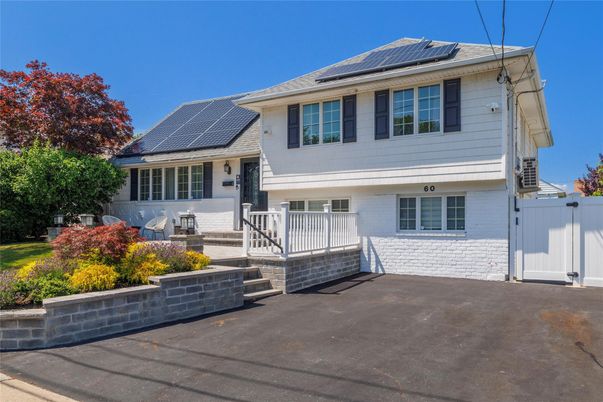Exterior, Facade, Solar Panels, Split Level