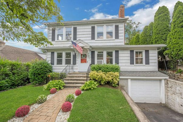 Attached, Exterior, Facade, American Foursquare