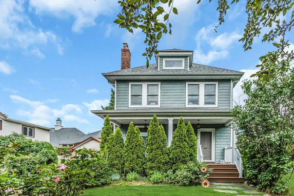 Exterior, Facade, American Foursquare
